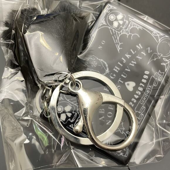 Ouija Planchette Keychain Pompom - Picture 4 of 5